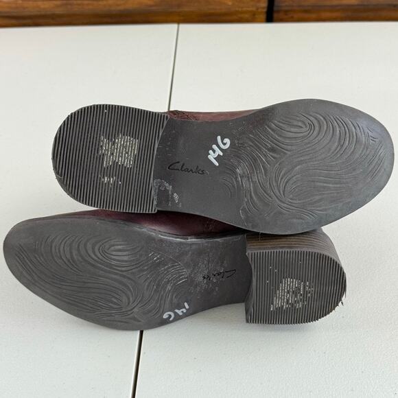 Clarks Burgundy Leather Zip Ankle Bootie Sz 7.5 Classic Neutral Everyday - Picture 8 of 8